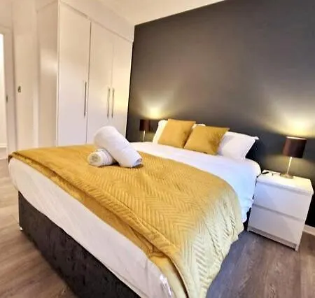 Super Stylish 2 Bed, 2 Bath * גלוואיי