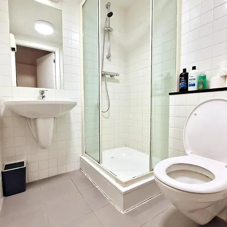 Super Stylish 2 Bed, 2 Bath גלוואיי